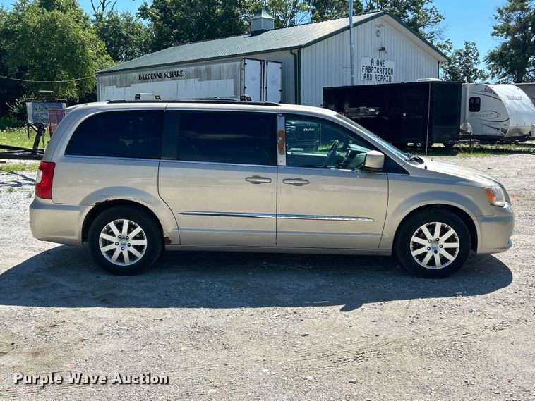 image for item FC2791 2013 Chrysler Town And Country van