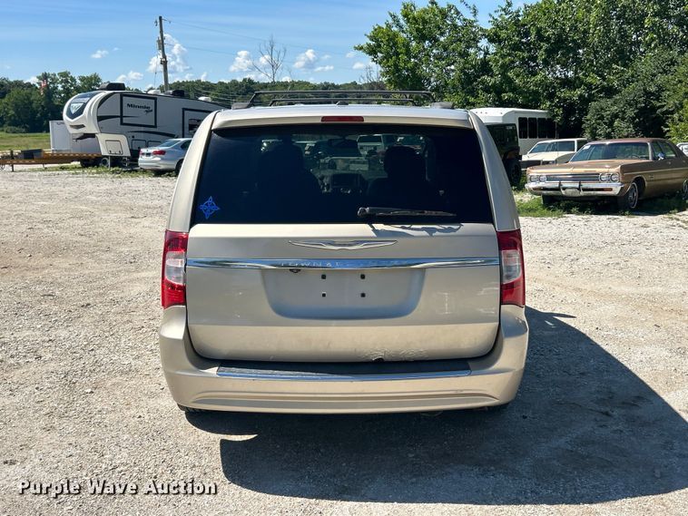 image for item FC2791 2013 Chrysler Town And Country van