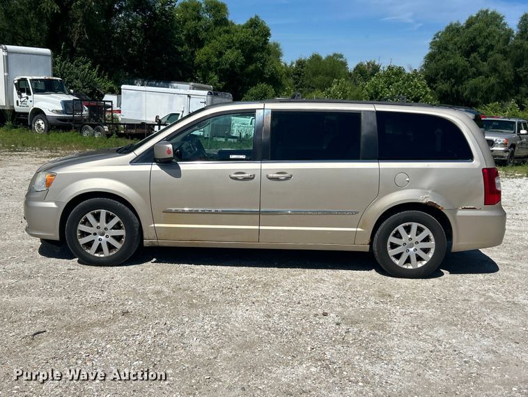 image for item FC2791 2013 Chrysler Town And Country van