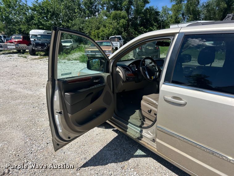image for item FC2791 2013 Chrysler Town And Country van