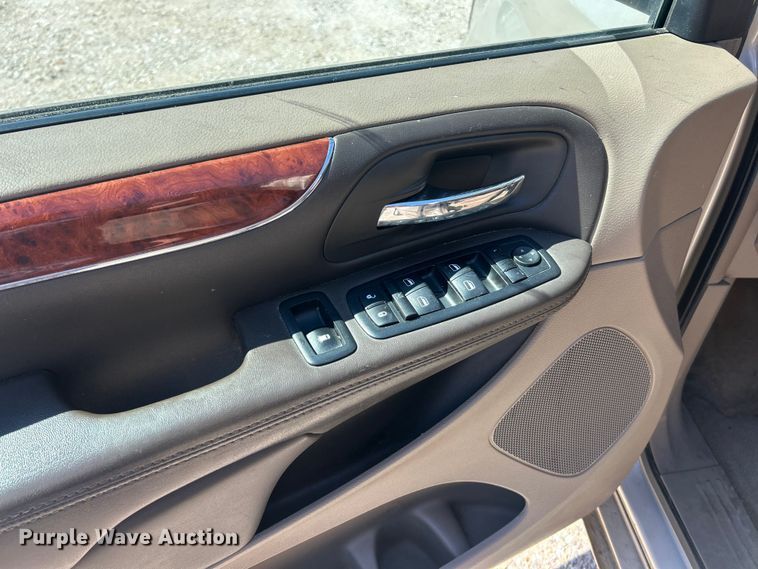 image for item FC2791 2013 Chrysler Town And Country van