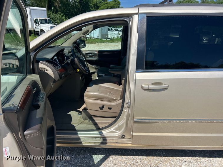 image for item FC2791 2013 Chrysler Town And Country van