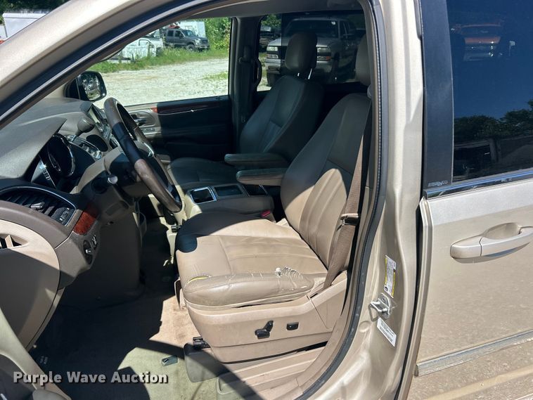 image for item FC2791 2013 Chrysler Town And Country van