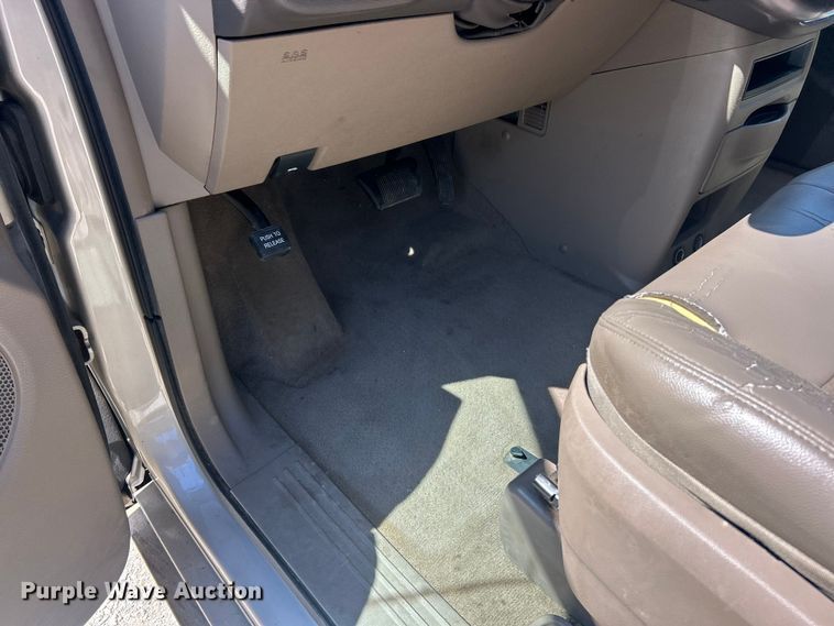 image for item FC2791 2013 Chrysler Town And Country van