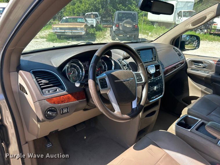 image for item FC2791 2013 Chrysler Town And Country van