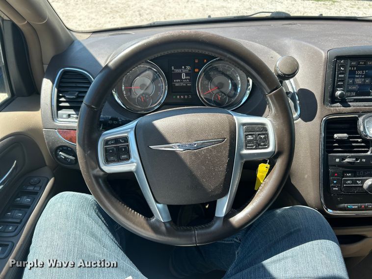 image for item FC2791 2013 Chrysler Town And Country van
