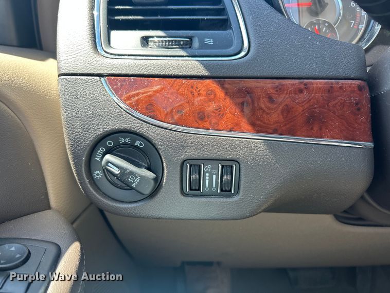 image for item FC2791 2013 Chrysler Town And Country van
