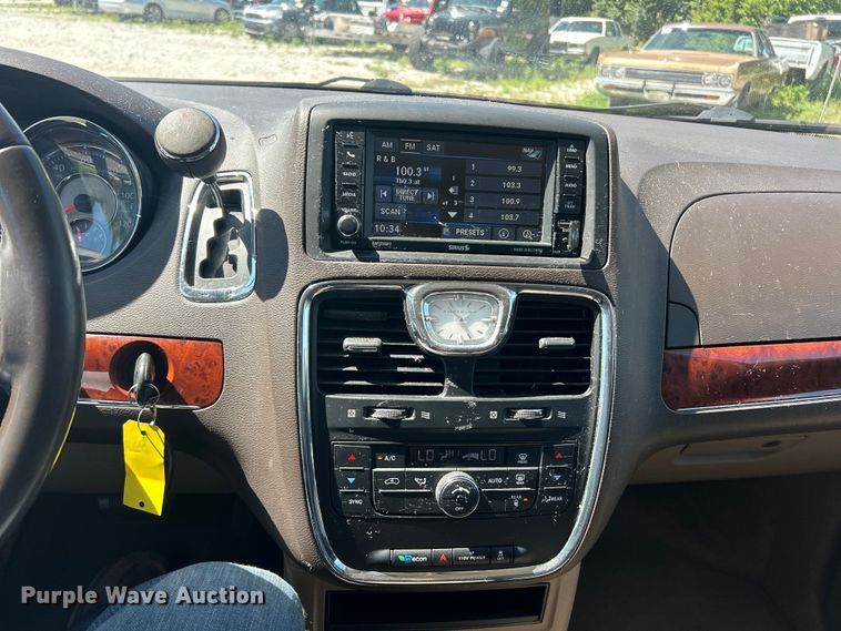 image for item FC2791 2013 Chrysler Town And Country van