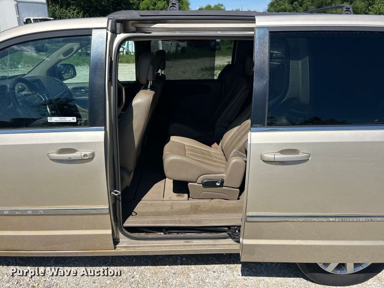 image for item FC2791 2013 Chrysler Town And Country van
