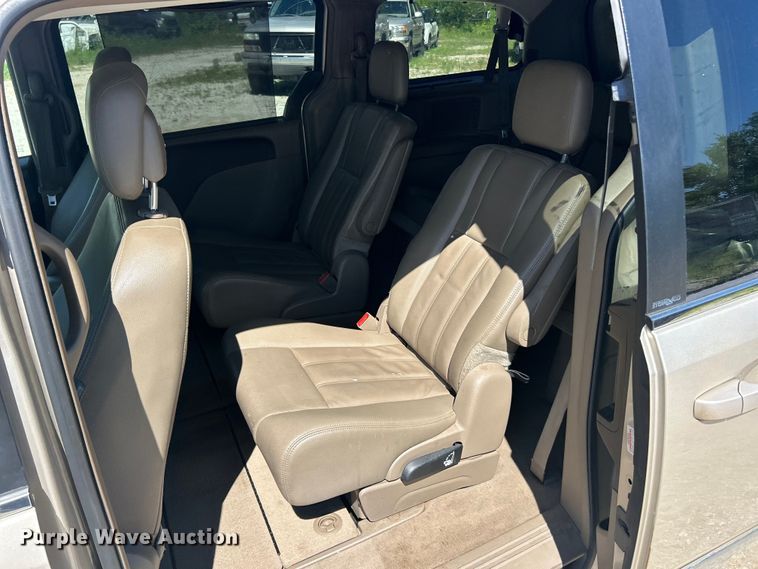 image for item FC2791 2013 Chrysler Town And Country van