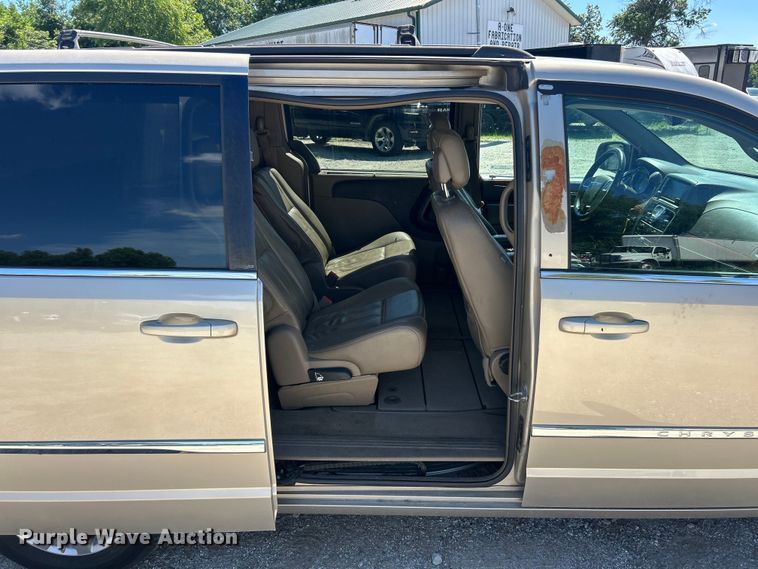 image for item FC2791 2013 Chrysler Town And Country van
