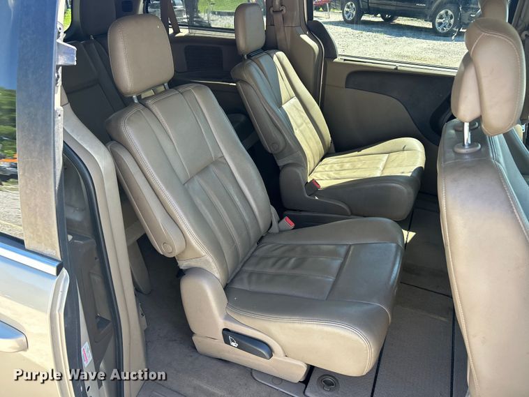 image for item FC2791 2013 Chrysler Town And Country van