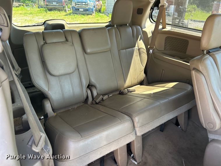image for item FC2791 2013 Chrysler Town And Country van