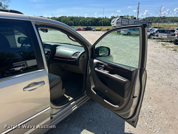 image for item FC2791 2013 Chrysler Town And Country van