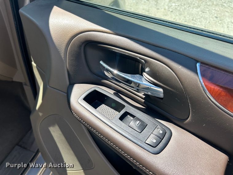 image for item FC2791 2013 Chrysler Town And Country van
