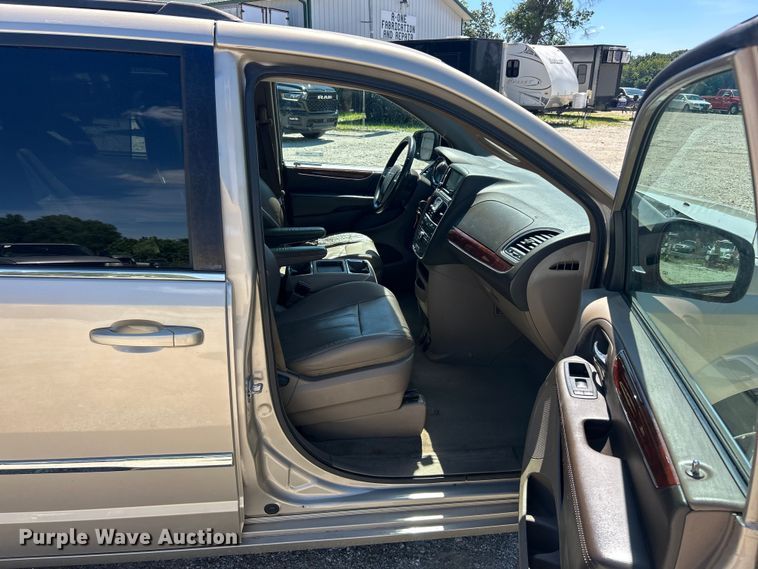 image for item FC2791 2013 Chrysler Town And Country van