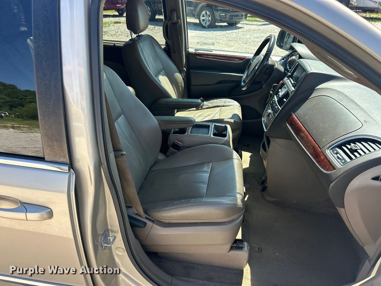 image for item FC2791 2013 Chrysler Town And Country van