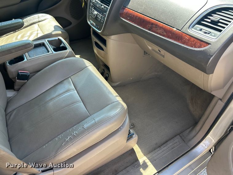 image for item FC2791 2013 Chrysler Town And Country van