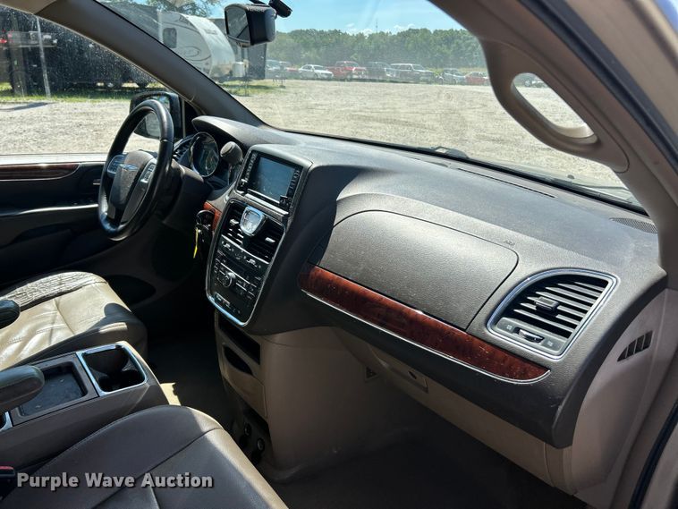 image for item FC2791 2013 Chrysler Town And Country van