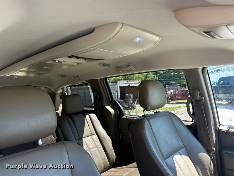 image for item FC2791 2013 Chrysler Town And Country van