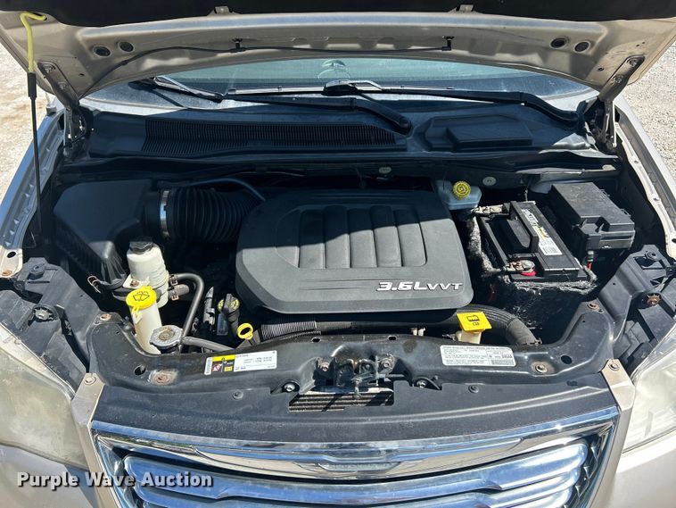 image for item FC2791 2013 Chrysler Town And Country van
