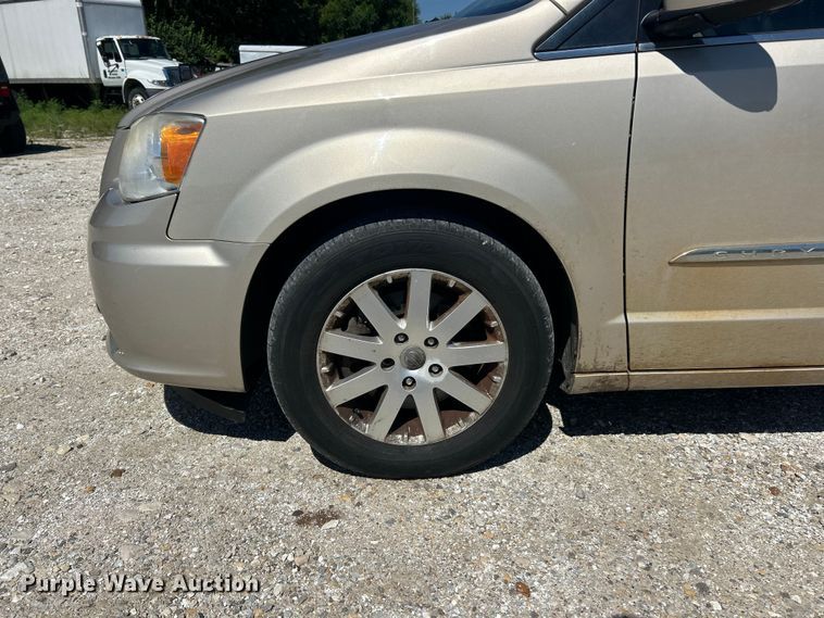image for item FC2791 2013 Chrysler Town And Country van