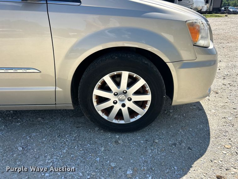 image for item FC2791 2013 Chrysler Town And Country van