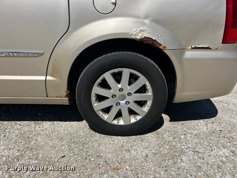 image for item FC2791 2013 Chrysler Town And Country van