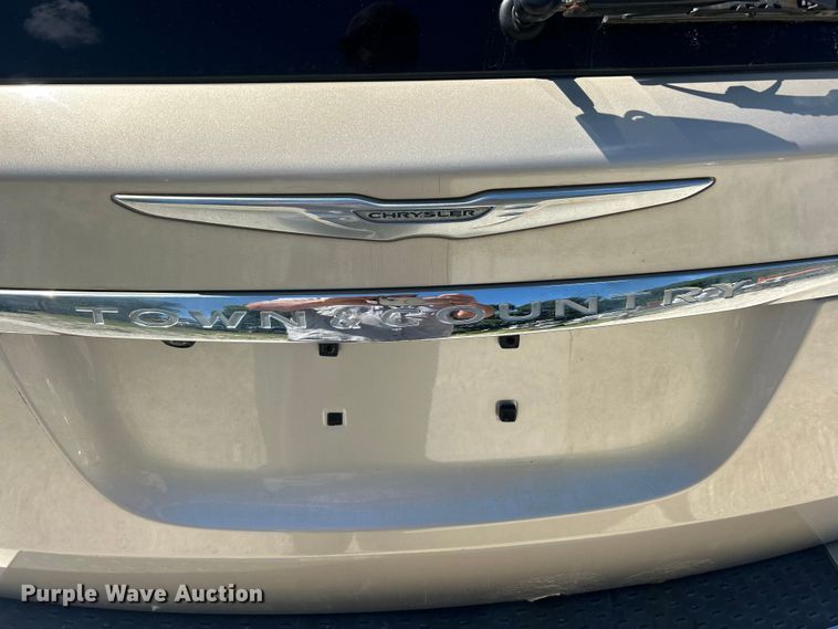 image for item FC2791 2013 Chrysler Town And Country van