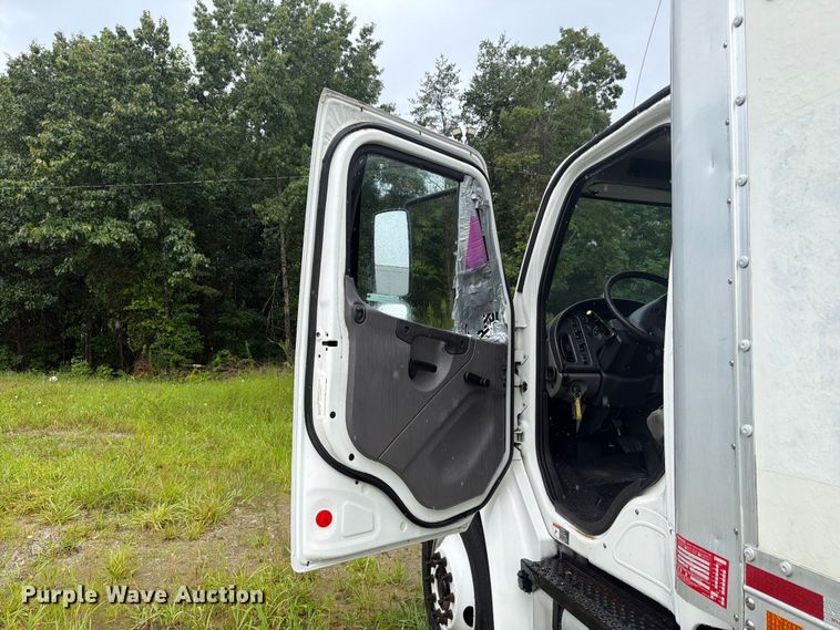 image for item FC3266 2018 Freightliner Business Class M2 box truck