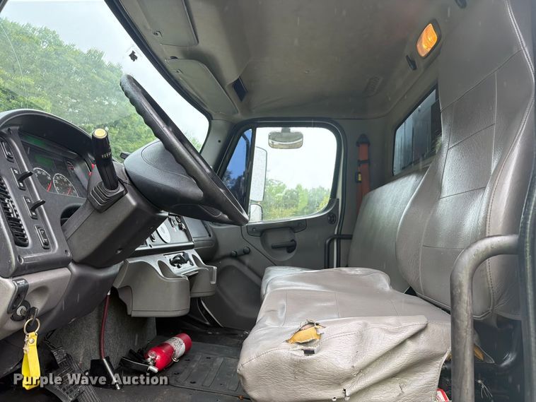 image for item FC3266 2018 Freightliner Business Class M2 box truck