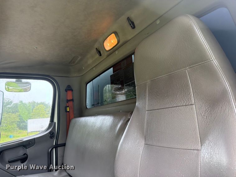 image for item FC3266 2018 Freightliner Business Class M2 box truck