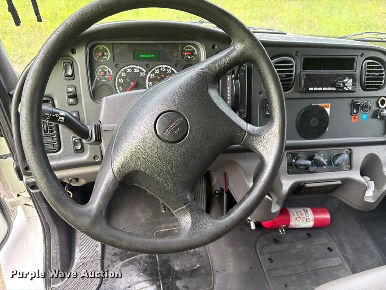 image for item FC3266 2018 Freightliner Business Class M2 box truck