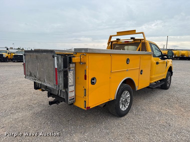 image for item FC4042 2022 Ford F350 Super Duty utility bed pickup truck