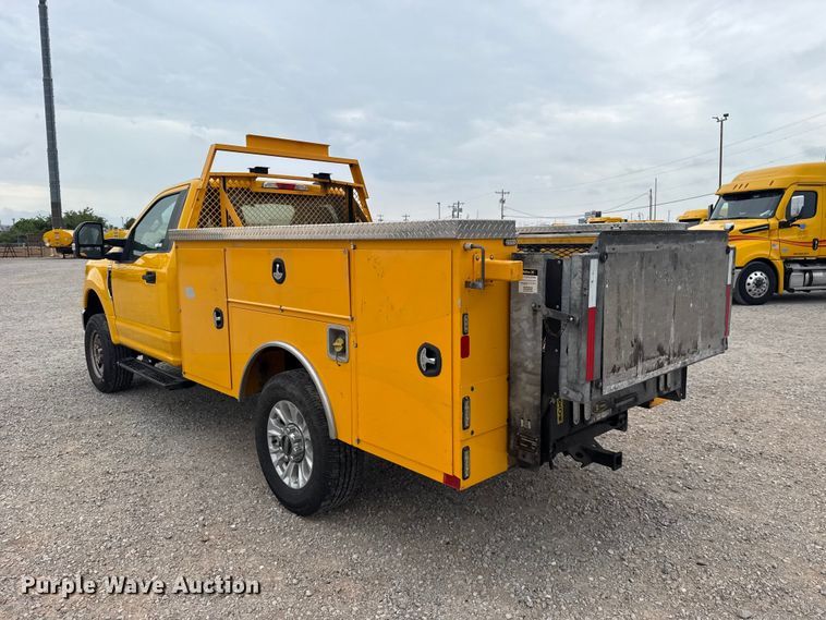 image for item FC4042 2022 Ford F350 Super Duty utility bed pickup truck
