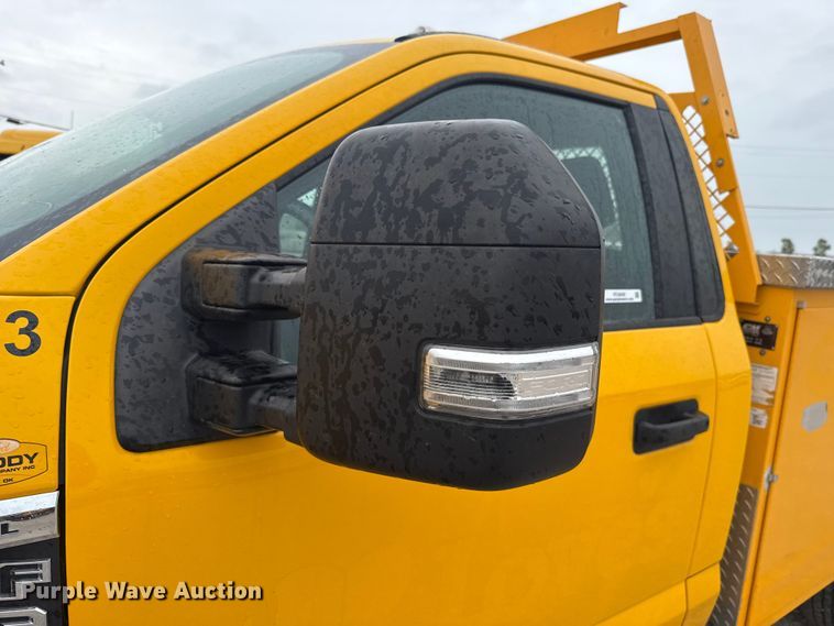 image for item FC4042 2022 Ford F350 Super Duty utility bed pickup truck