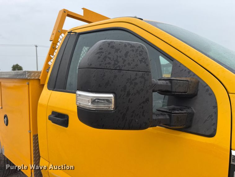 image for item FC4042 2022 Ford F350 Super Duty utility bed pickup truck