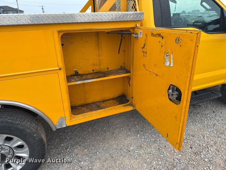 image for item FC4042 2022 Ford F350 Super Duty utility bed pickup truck