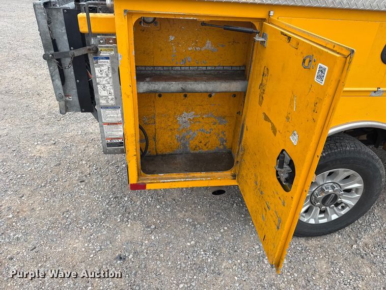 image for item FC4042 2022 Ford F350 Super Duty utility bed pickup truck