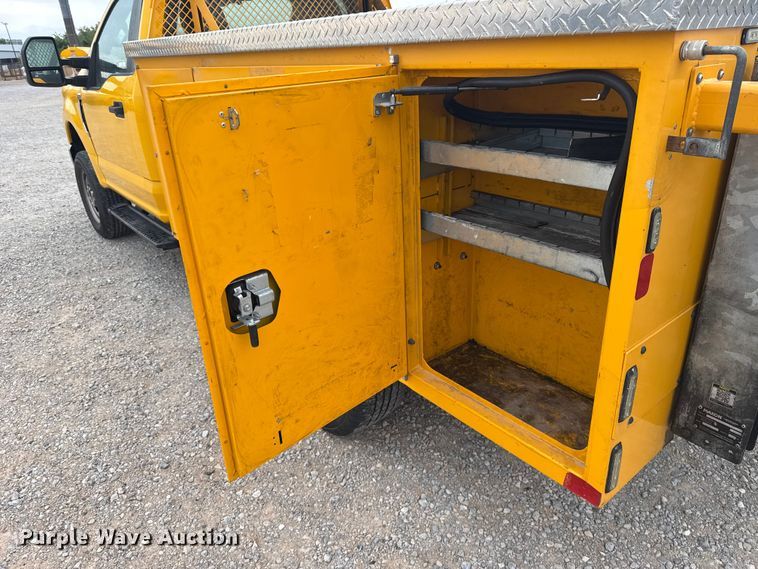 image for item FC4042 2022 Ford F350 Super Duty utility bed pickup truck