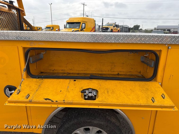 image for item FC4042 2022 Ford F350 Super Duty utility bed pickup truck