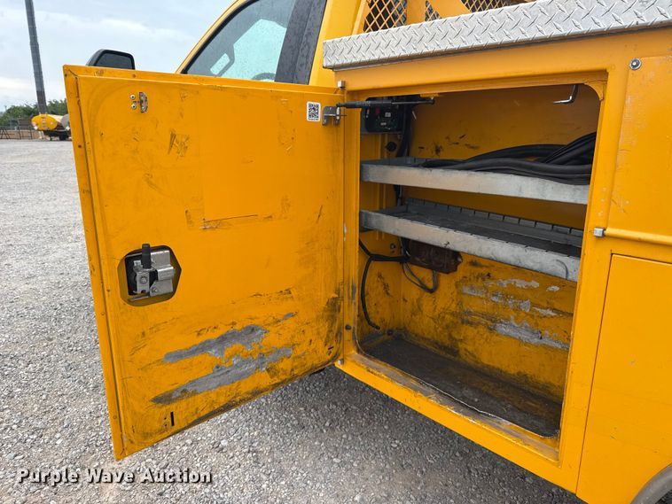 image for item FC4042 2022 Ford F350 Super Duty utility bed pickup truck