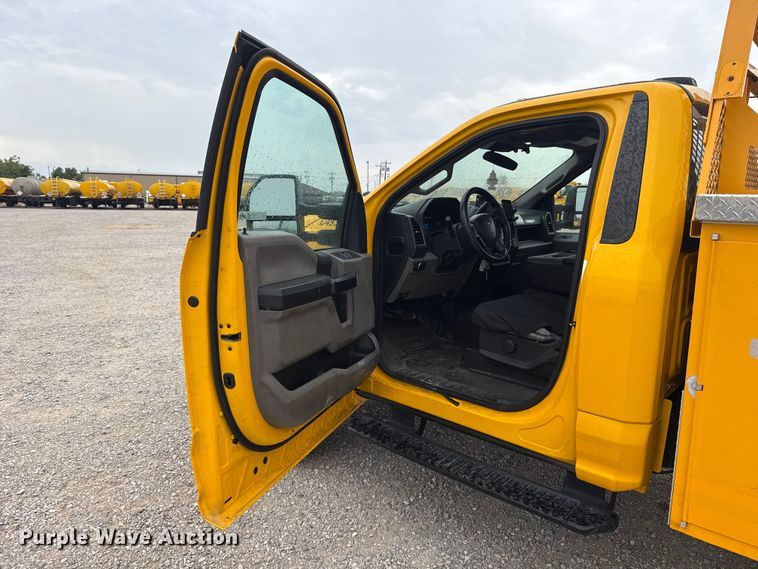 image for item FC4042 2022 Ford F350 Super Duty utility bed pickup truck