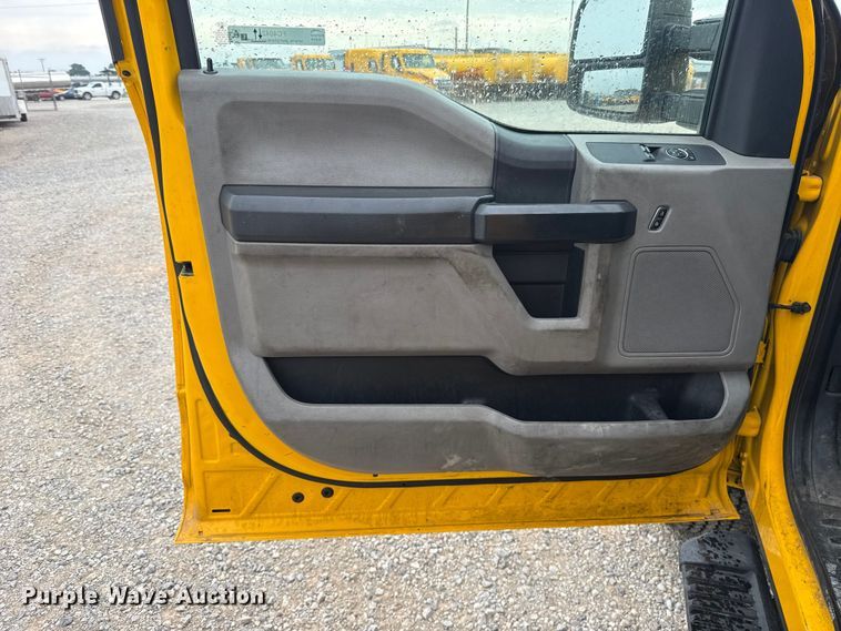 image for item FC4042 2022 Ford F350 Super Duty utility bed pickup truck