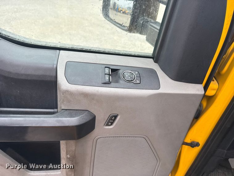 image for item FC4042 2022 Ford F350 Super Duty utility bed pickup truck