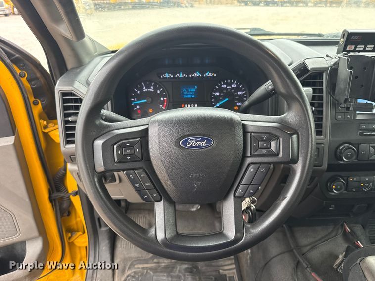 image for item FC4042 2022 Ford F350 Super Duty utility bed pickup truck