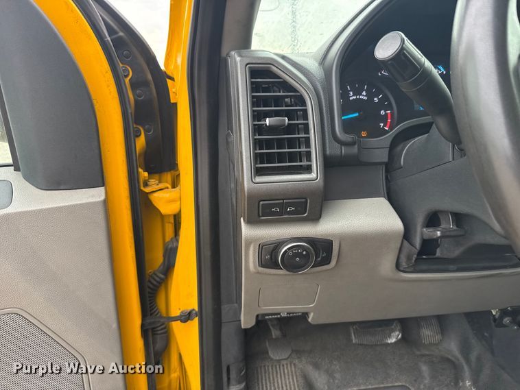 image for item FC4042 2022 Ford F350 Super Duty utility bed pickup truck