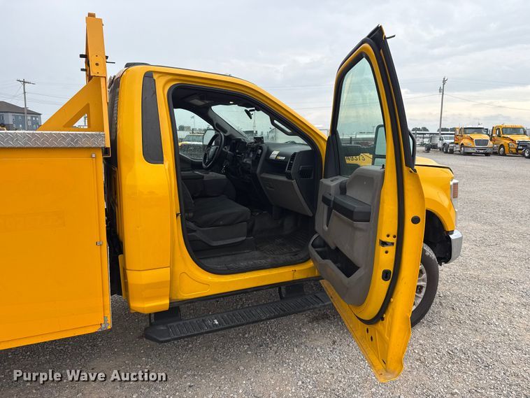 image for item FC4042 2022 Ford F350 Super Duty utility bed pickup truck