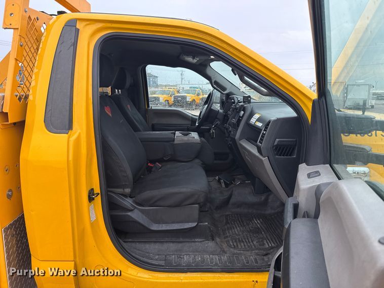 image for item FC4042 2022 Ford F350 Super Duty utility bed pickup truck