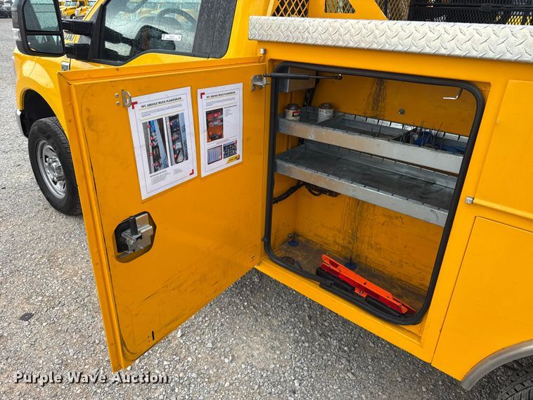 image for item FC4043 2021 Ford F350 Super Duty utility bed pickup truck